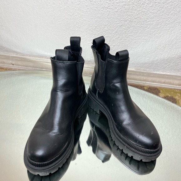 Chunky Chelsea Booties with elasticized side panels and a loop at back. SIZE 9 - Picture 7 of 8